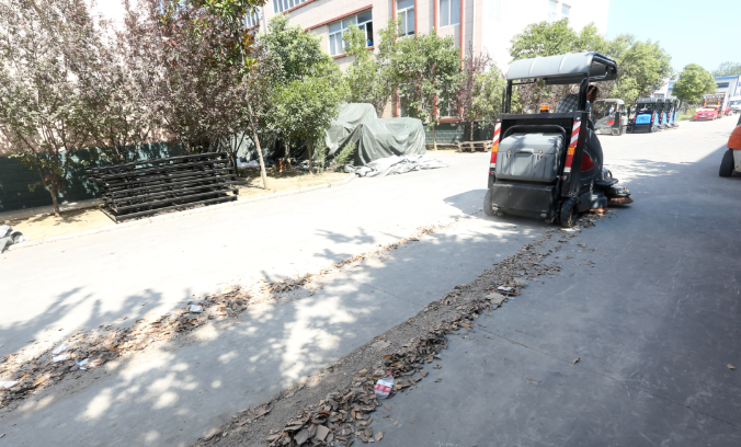 辉达娱乐扫地车助力秋季户外地面清扫