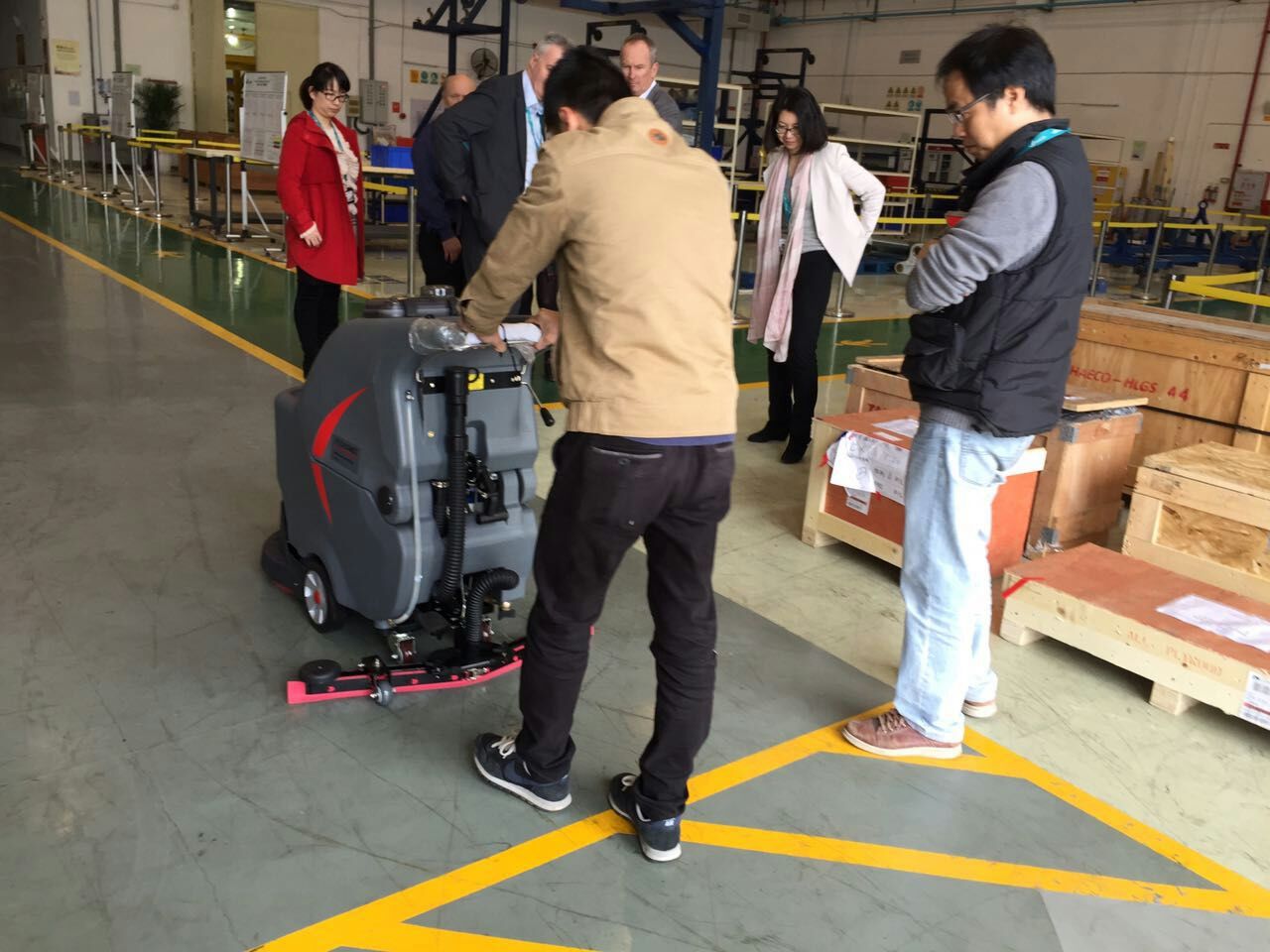 辉达娱乐分享：大型工厂企业如何选择擦地机地面清洁设备
