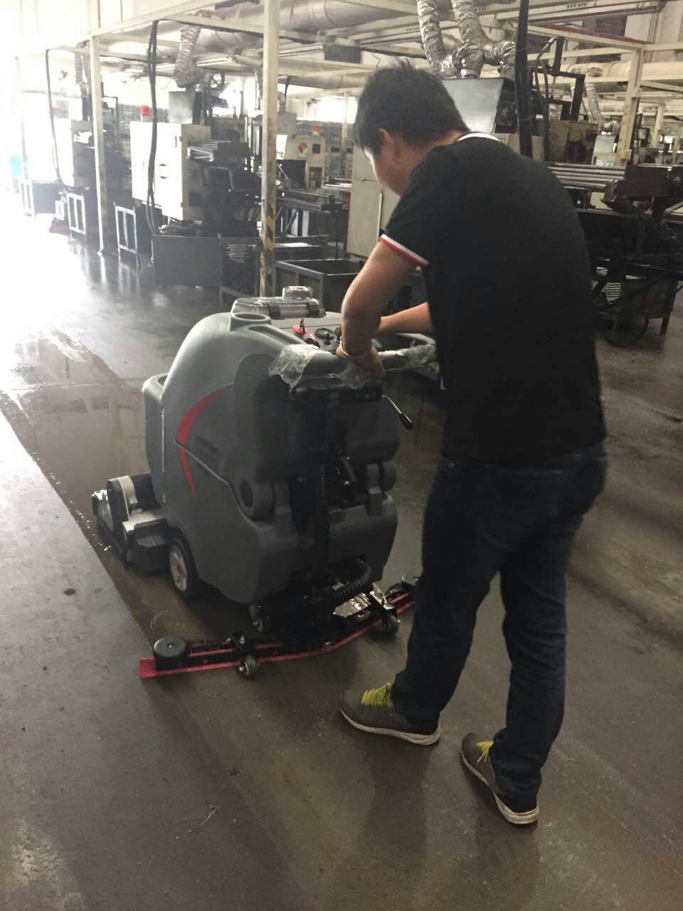 辉达娱乐发扬工匠精神打造小型驾驶式全自动洗地机精品