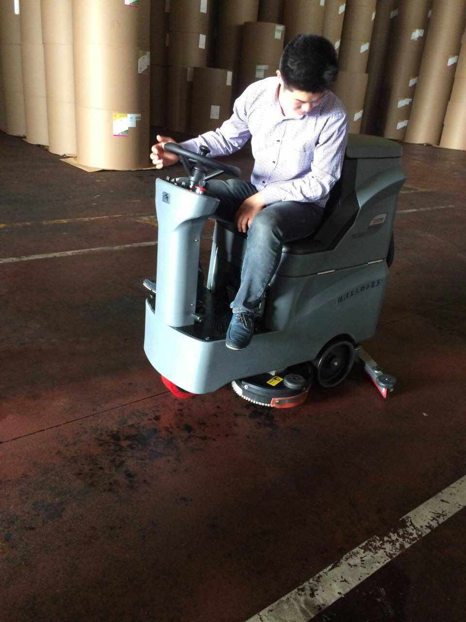 辉达娱乐驾驶式洗地机开启开车做保洁的新里程