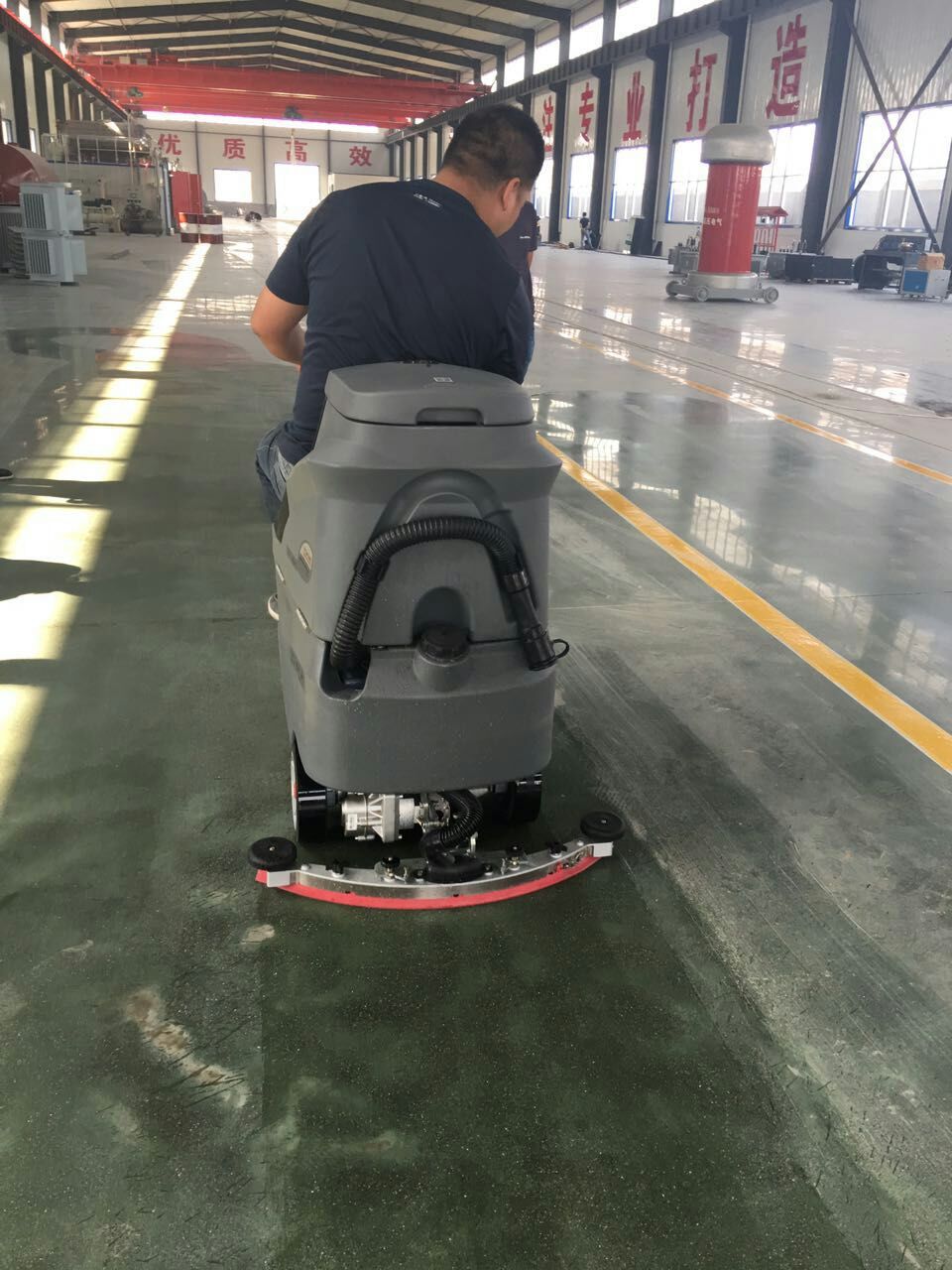 辉达娱乐分享：大型工厂企业如何选择洗地机地面清洁设备